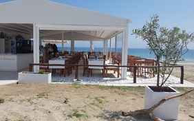 Am langen Tisch versammeln sich die vamos-Familien beim wöchentlichen Abendessen von Gastgeber Grigorios (Entgelt)